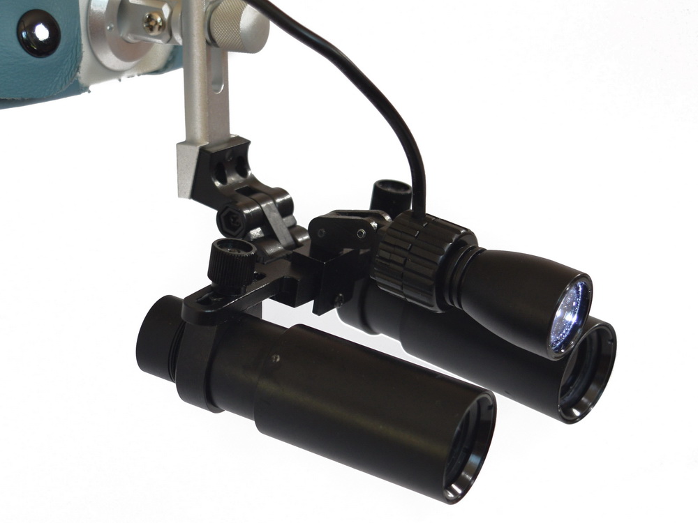 LEDental EndoView besteht aus LEDental loupe 6,0-fach, montiert am Double Frame mit PowerLight spot